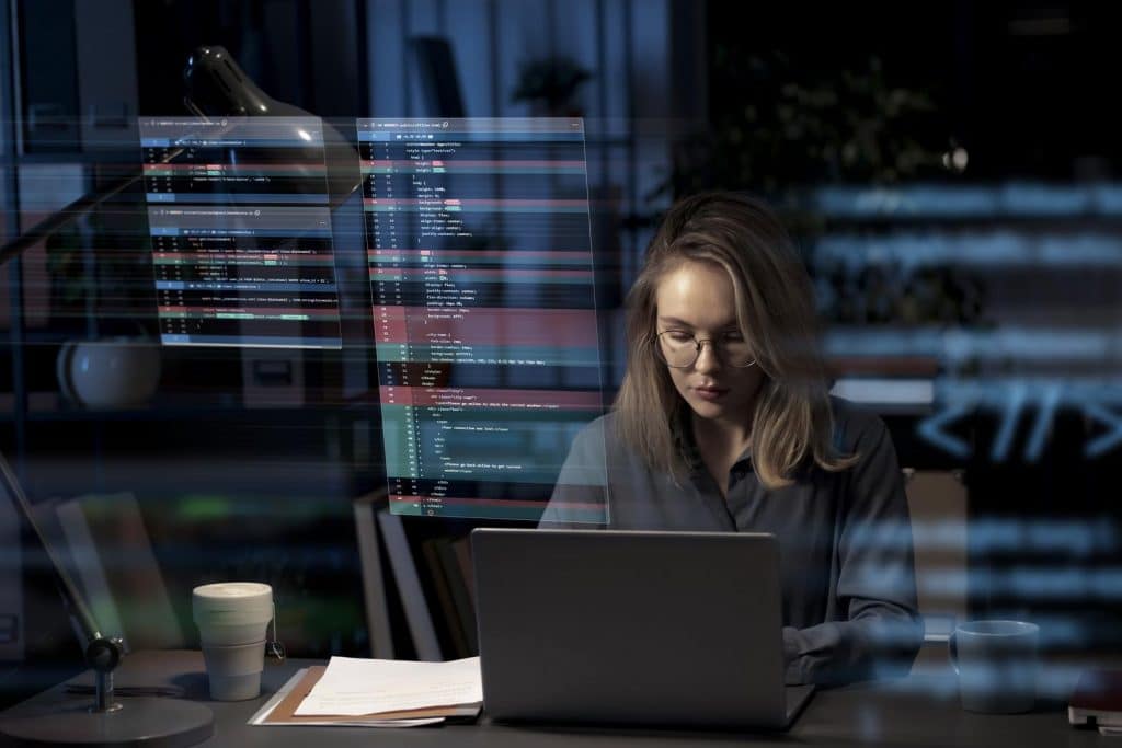 mujer con su ordenador haciendo una auditoría de seguridad
